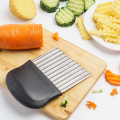 2 Pcs Crinkle Cutter with Protective Cover,Crinkle Cutter for Veggies,Potato Carrot Chip Vegetable Crinkle Wavy Chopper Cutter 2 Pack(Green+Black)